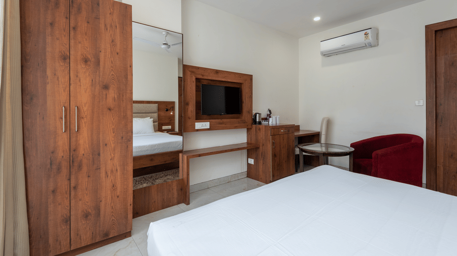 Deluxe room featuring air-conditioning and a wall-mounted TV at DLS The Classio